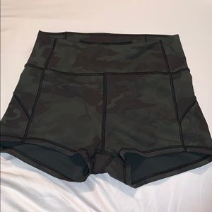 Lululemon In the movement shorts in Camo
